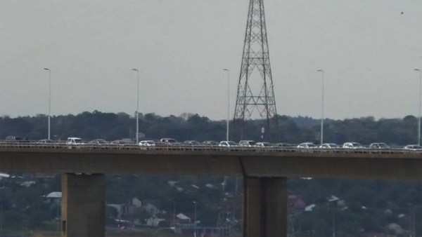 PUENTE LLENO: LA FILA PARA VOLVER A POSADAS DESDE ENCARNACIÓN