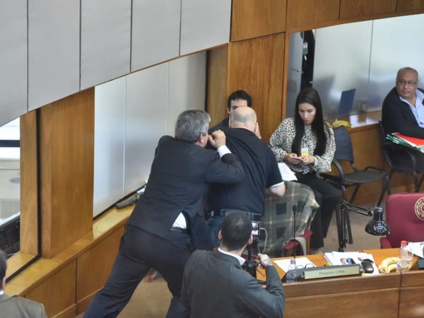 Senado definirá este martes sanciones para Riera y Cubas