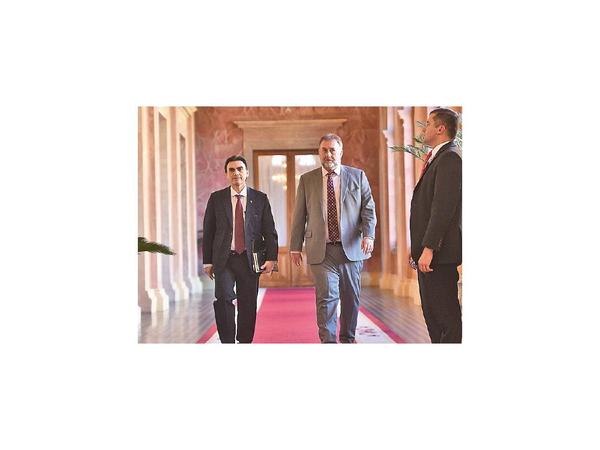 Abdo Benítez se resiste a remover a sus ministros y hace fuerte propaganda