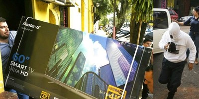 DETIENEN A DOS POLICÍAS IMPLICADOS EN EL ROBO A UN COMERCIO