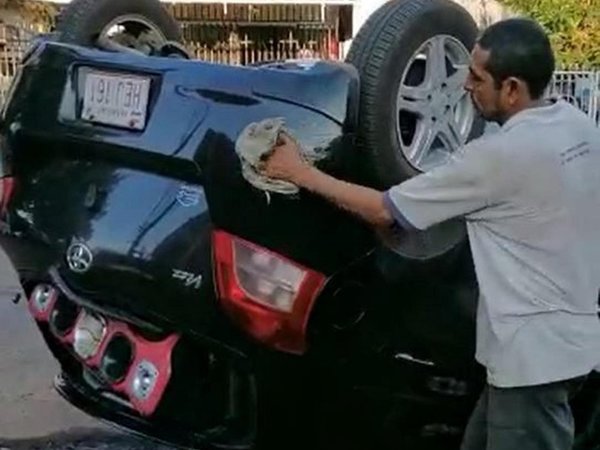 Empleado de lavadero queda en shock y sigue lavando coche tras volcarlo