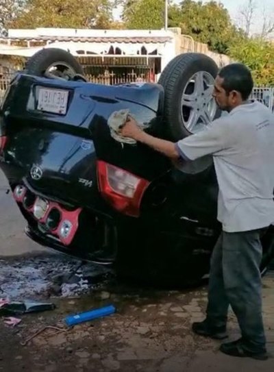Empleado de lavadero queda en shock y sigue lavando coche tras volcarlo