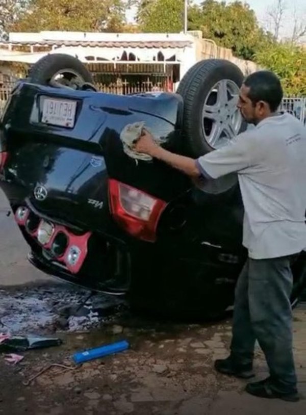 Empleado de lavadero queda en shock y sigue lavando coche tras volcarlo