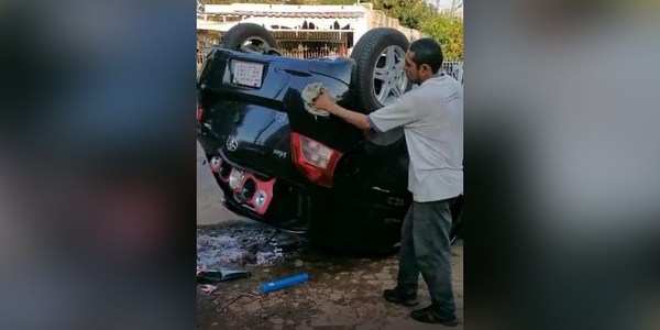 EMPLEADO DE LAVADERO QUEDA EN SHOCK Y SIGUE LAVANDO COCHE TRAS VOLCARLO