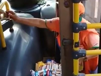 Trataron de výro al chofer que devolvió la plata a vendedora