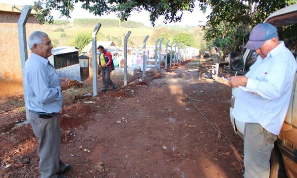 Construyen cercado perimetral en cementerio de Presidente Franco