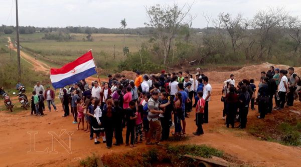Paralizan las clases para exigir reparación de camino en Aguaray Seco