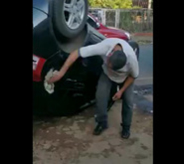 Volcó el auto, pero igual lo siguió limpiando - Paraguay.com