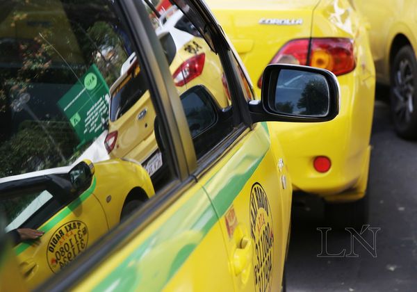 Taxistas se comprometen a no cerrar calles tras reunión con jefe policial