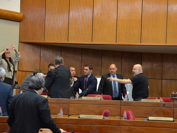 Senado convocó a sesión extra para tratar suspensión de Payo Cubas y Enrique Riera   - Radio 1000 AM
