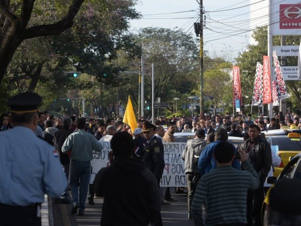 Policía advierte que puede aprehender a taxistas que cierren las calles