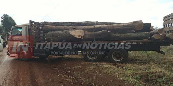 INCAUTAN CAMIÓN CARGADO DE ROLLOS DE MADERA EN APE AIME