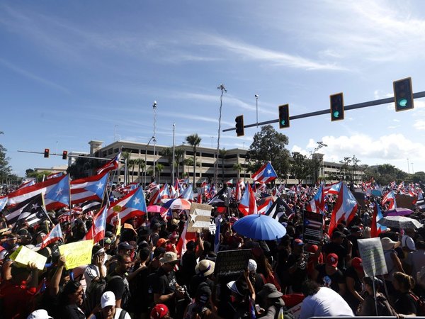 Decenas de miles de personas exigen renuncia de Ricardo Rosselló