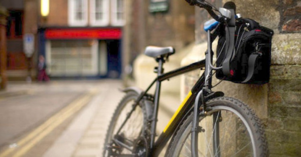 Pagan a empleados por moverse en bicicletas