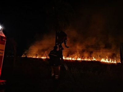Bomberos en apuros por incendios tras quema de pastizales