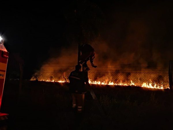 Bomberos en apuros por incendios tras quema de pastizales