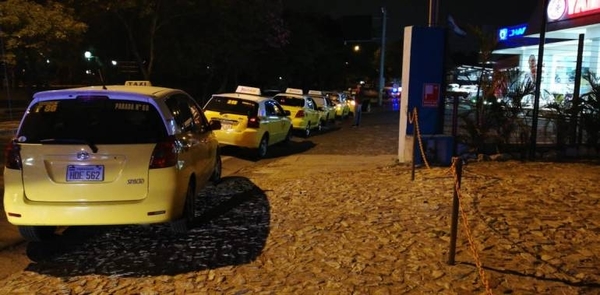 HOY / Policías ya están en las calles: arrestarán a taxistas que cierren el paso