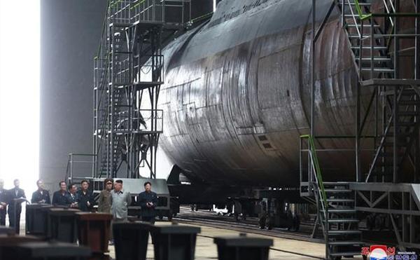 Kim envía un aviso a EEUU con la puesta en escena de un nuevo submarino | .::Agencia IP::.