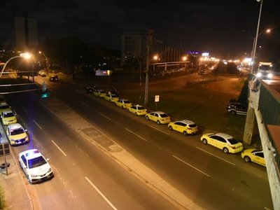Taxista denuncia que desconocidos dispararon contra su taxi en Ñemby