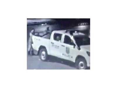Caen dos policías por llevarse un plasma
