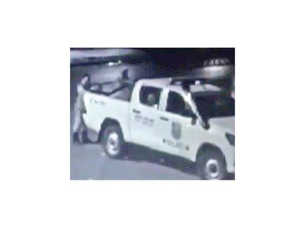 Caen dos policías por llevarse un plasma