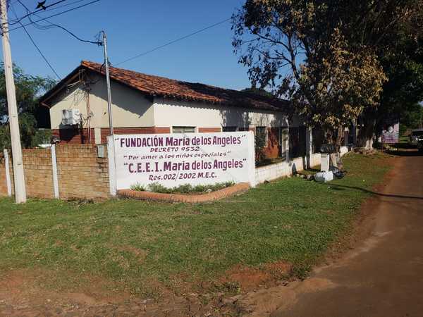Mutuas acusaciones entre padres de familia y supervisora por manejo de escuela inclusiva
