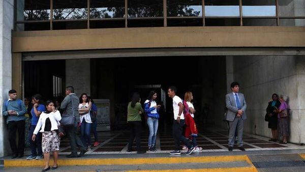 Apagón cumple 15 horas en Venezuela con reconexión parcial del servicio | .::Agencia IP::.