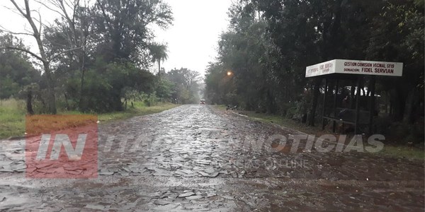 ESPERABA ÓMNIBUS EN B° LOS ARRABALES Y FUE ASALTADA.