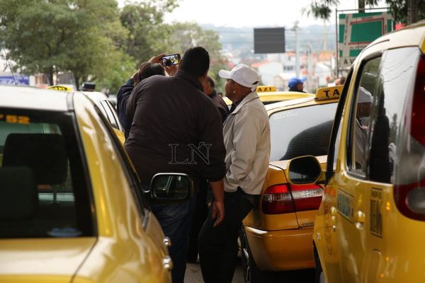 Acusan a taxistas de "presentar exigencias que ni ellos cumplen”