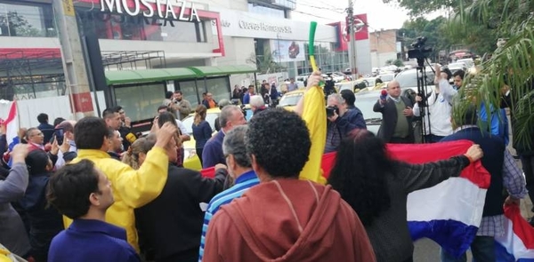 HOY / Caótico tránsito: taxistas bloquean importantes vías