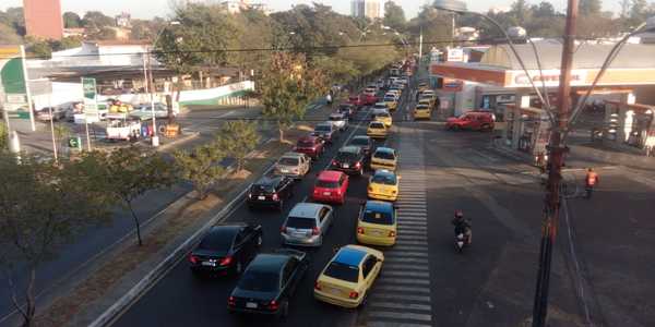 Los taxis van a la huelga para que se regule a Uber y Muv