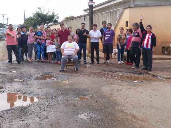 Salieron de su "zona de confort" y exigieron que reparen la calle