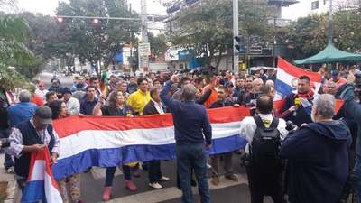 Taxistas bloquean de forma intermitente la avenida Mariscal López » Ñanduti
