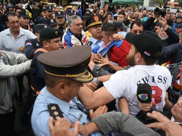 Tensión entre taxistas y policías frente a la Municipalidad de Asunción