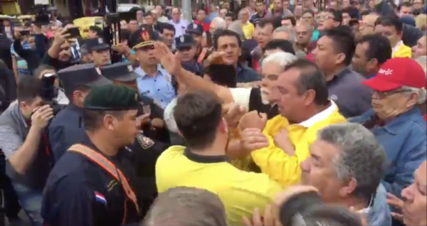 HOY / Violentos taxistas agreden a ciudadanos y policías: hay un detenido