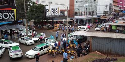 Taxistas bloquean accesos al microcentro de CDE y al Puente de la Amistad - ADN Paraguayo