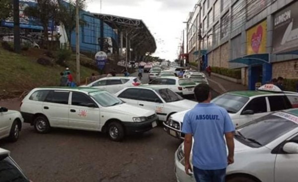 Cierres intermitentes de ruta durante movilización de taxistas