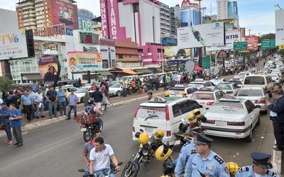 Taxistas se movilizan en el microcentro de CDE