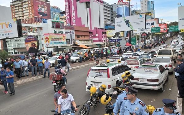 Taxistas se movilizan en el microcentro de CDE