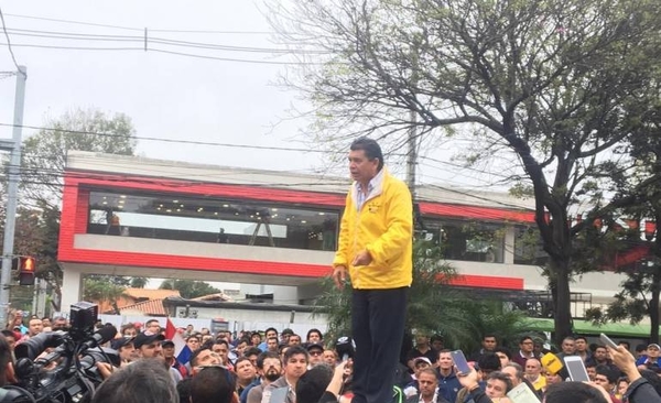 HOY / Arístides Morales azuza a taxistas: “Nos quieren sacar las paradas”
