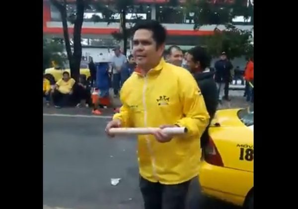 Taxistas en paro manosean a periodista de Urbana