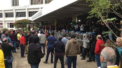 Enfrentamiento entre antidisturbios y taxistas que cerraron Mariscal López