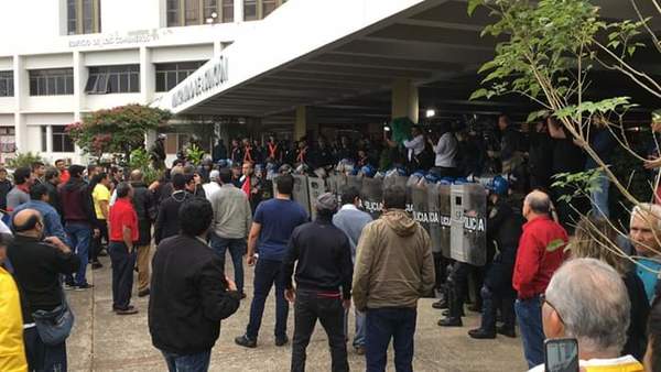 Enfrentamiento entre antidisturbios y taxistas que cerraron Mariscal López