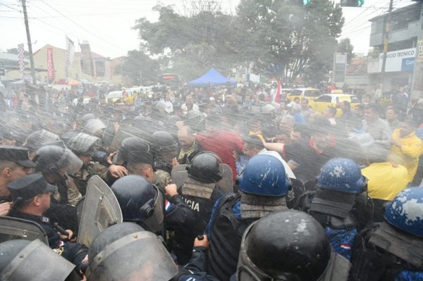 Paro de taxistas: Policía usa la fuerza para despejar Mariscal López