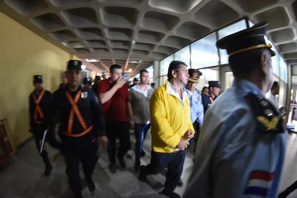 Arístides Morales y otros seis taxistas más fueron detenidos en la movilización » Ñanduti