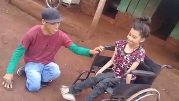 LUISITO DONÓ UNA SILLA DE RUEDAS A UNA NIÑA