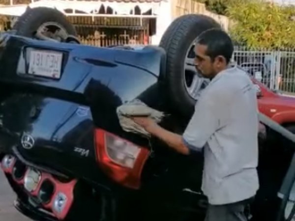 Empleado volcó auto ajeno y del susto lo siguió lavando