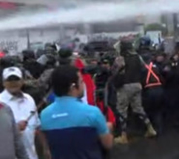 Reprimen protesta de taxistas tras desobedecer orden de despejar calle - Paraguay.com