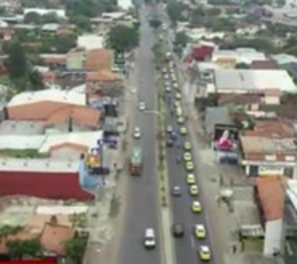 Taxistas crean caos en puntos estratégicos de Asunción - Paraguay.com