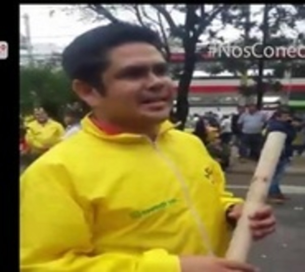 Taxista manoseó a periodista en medio de disturbios - Paraguay.com